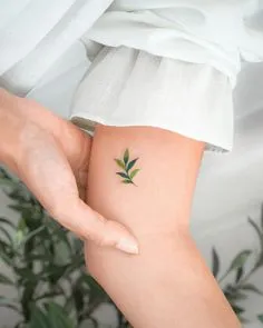 รอยสักใบไม้ Small Leaf Tattoo